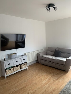 Flat-screen TV - Best Location in Belfast! Free Secure Parking (Belfast)
