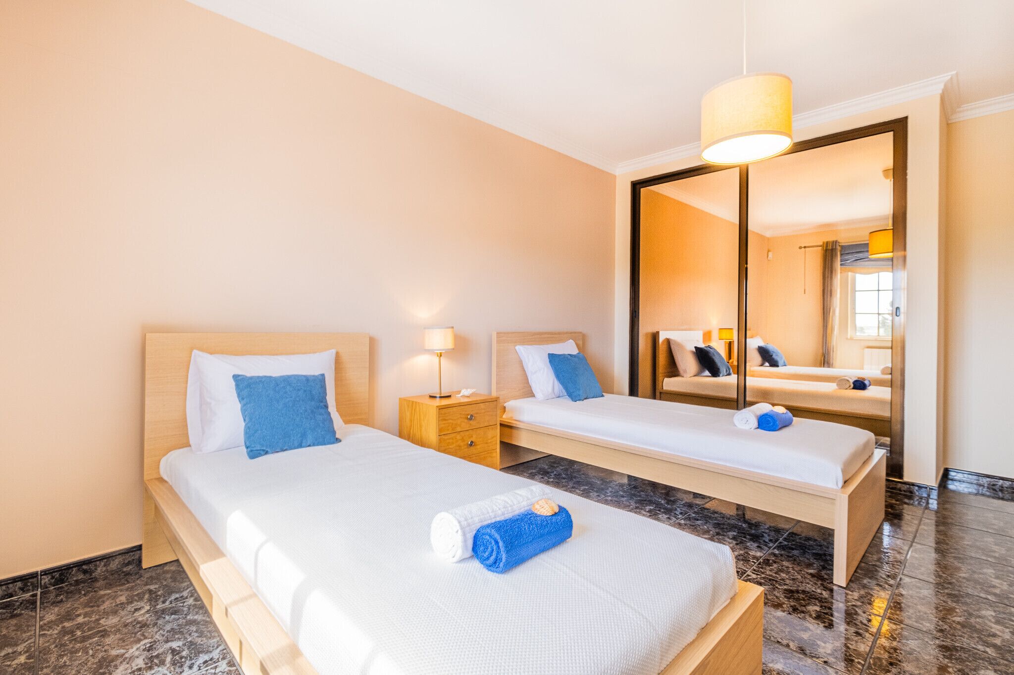 5 chambres, fer et planche à repasser, accès au Wi-Fi (inclus)