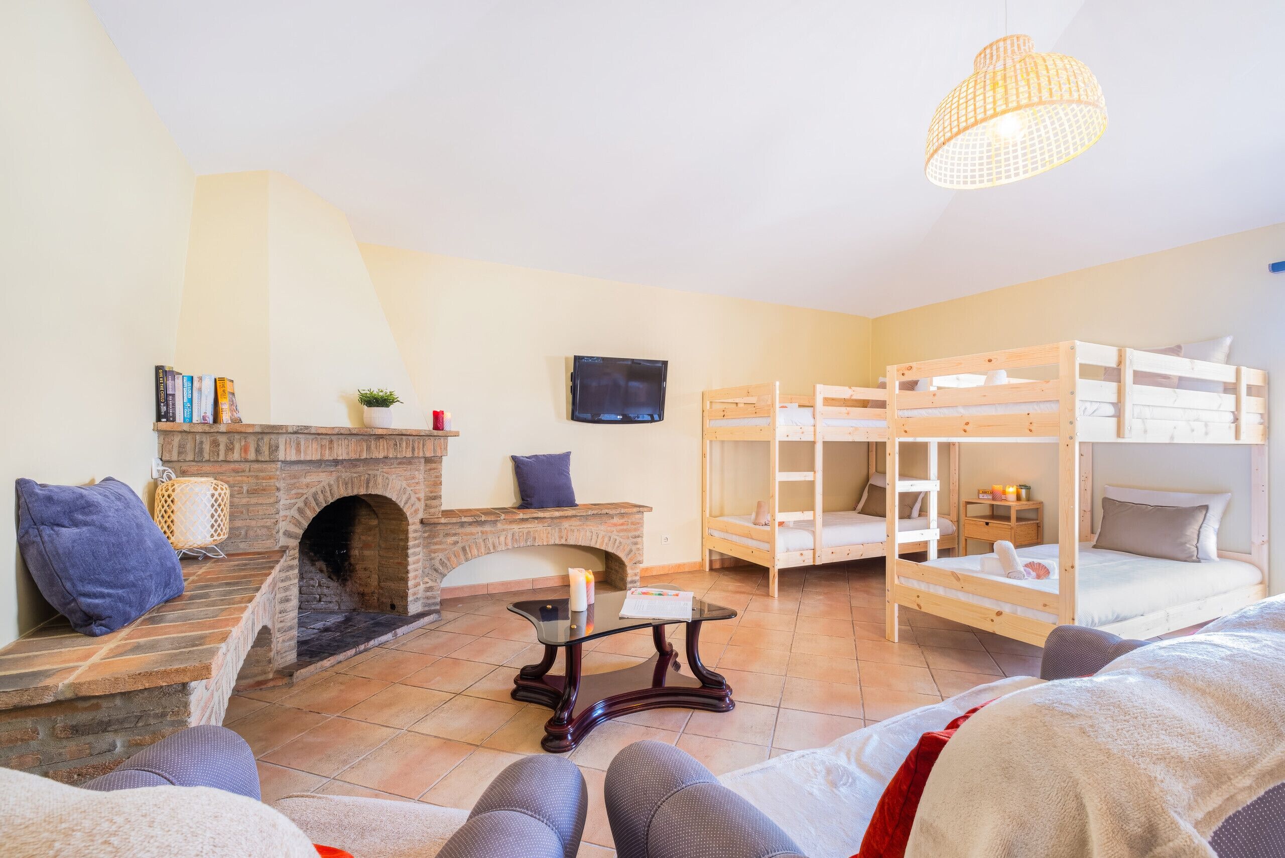 5 habitaciones, tabla de planchar con plancha y wifi gratis 