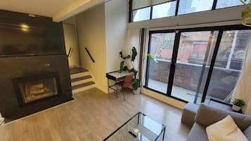 Smart TV, fireplace