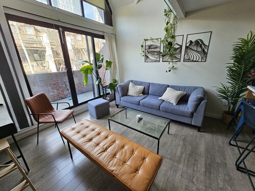 Large downtown Toronto townhouse. Perfect for large groups and families!