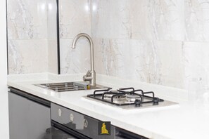 Microwave, stovetop - New modern apartment 1 BR/1BA (Nairobi)