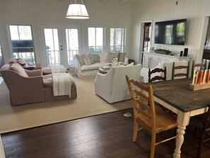 Smart TV, DVD player, ping pong, books - Best Sunset on Lake Martin. Minutes from Parker Creek Marina / The Landing. (equlity)