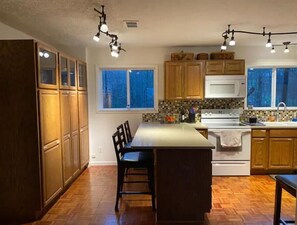 Kylskåp, mikrovågsugn, ugn och spishäll