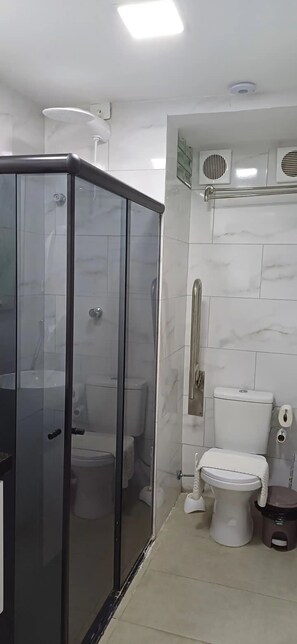 Asciugamani, shampoo, carta igienica