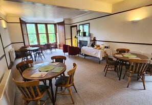 Desayuno buffet diario (GBP 15 por persona)