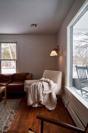 Cheminée, livres, médiathèque, chaîne hi-fi