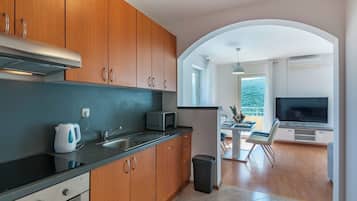 Comfort Apartment | Private kitchen | Full-sized fridge, microwave, oven, dishwasher