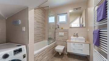 Luxury Villa | Bathroom | Shower, hair dryer, slippers, towels
