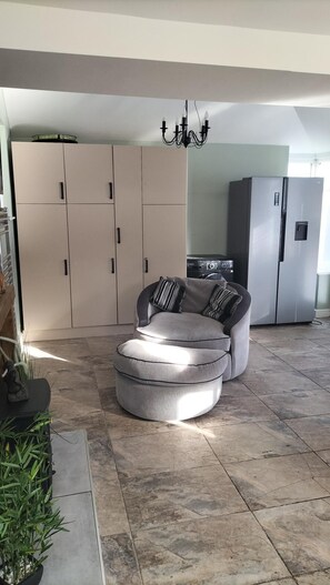 Fridge, microwave, stovetop, dishwasher - 26 belverdere drive (Wrexham)