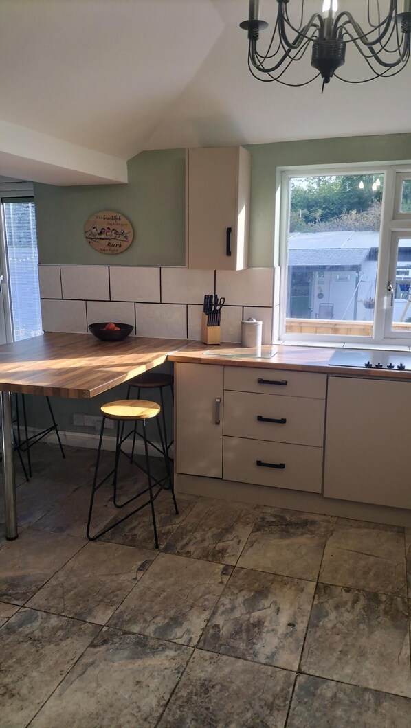 Comfort Double Room | Shared kitchen facilities | Fridge, microwave, stovetop, dishwasher - 26 belverdere drive (Wrexham)