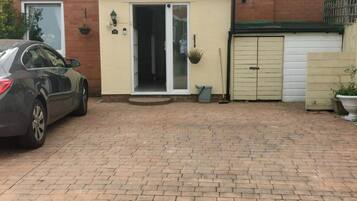 Economy Single Room | Pillowtop beds, individually decorated, individually furnished, desk