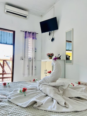 Habitación doble | Ropa de cama hipoalergénica y tabla de planchar con plancha