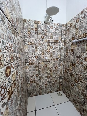 Double Room | Bathroom | Shower, hair dryer, towels, soap - Pousada Cafe e Mar Jeri (Jijoca de Jericoacoara)