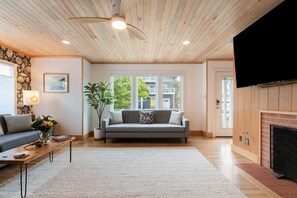 Interior - Grey Oak by Avantstay Coastal Charm, Near Beach & Golf (Seaside)