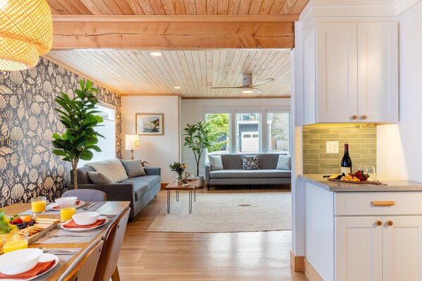 Interior - Grey Oak by Avantstay Coastal Charm, Near Beach & Golf (Seaside)