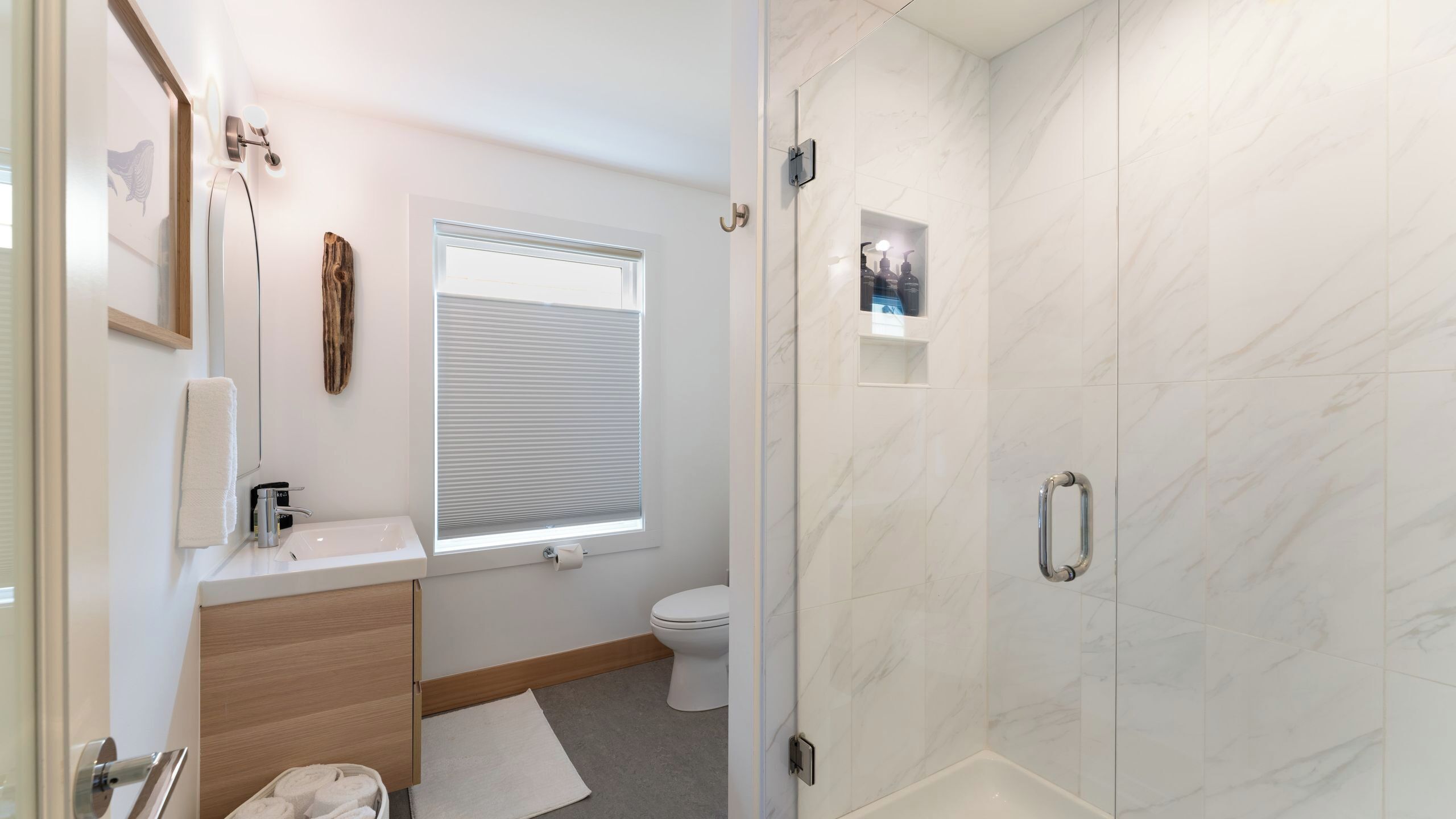 Un baño moderno con ducha, inodoro y lavabo.