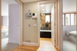 Combined shower/bathtub, hair dryer, towels, soap - Prime Covent Garden gem with Air-Con (London)