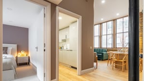 A modern interior with a bedroom, a dining area, and a kitchen. - Prime Covent Garden gem with Air-Con (London)