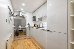 ثلاجة/مجمد بحجم كبير، ميكروويف، فرن، موقد طهي مسطح