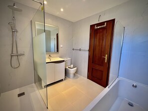 Dusche, Haartrockner, Handtücher