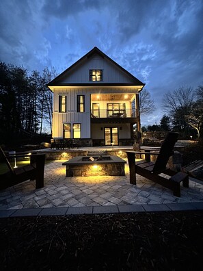 Exterior - Treetop - 3 King Suites- sister property next door #1559015 (King)