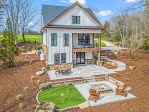 Exterior - Treetop - 3 King Suites- sister property next door #1559015 (King)