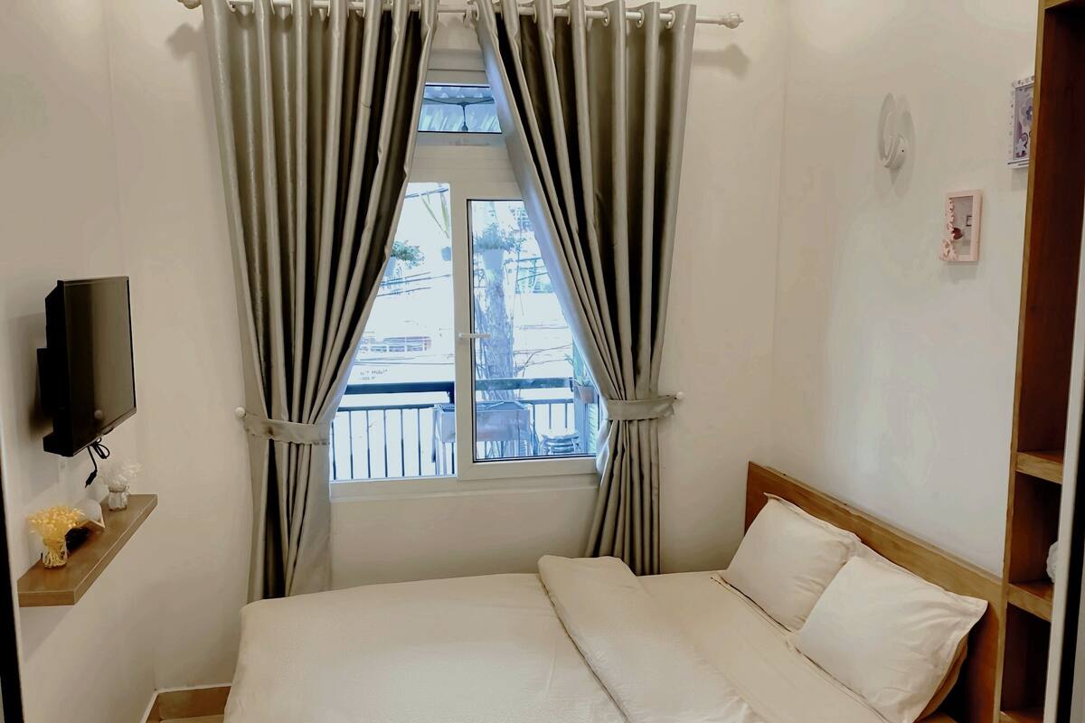 Deluxe Double Room | Laptop workspace, bed sheets