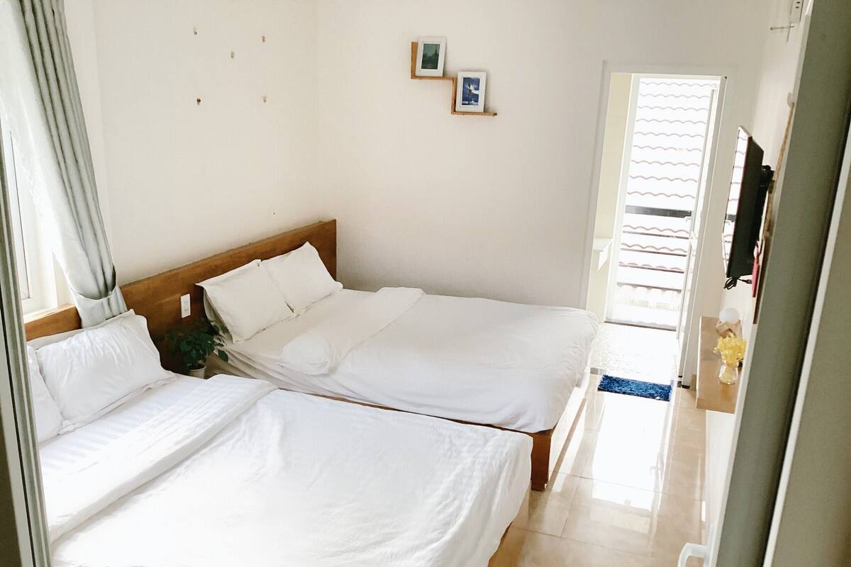 Superior Quadruple Room | Laptop workspace, bed sheets