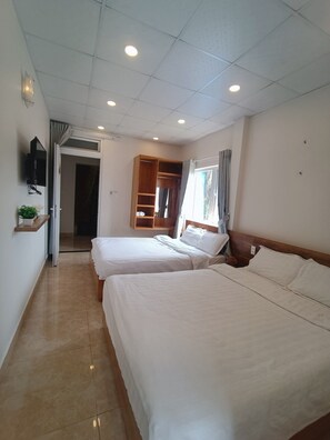 スーペリア 4 人部屋 | ノートパソコン用作業スペース、ベッドシーツ