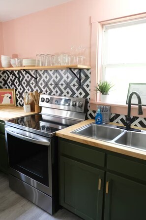 Jääkaappi, mikroaaltouuni, uuni, liesi