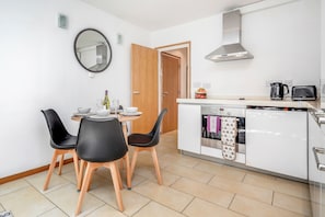 Full-sized fridge, microwave, oven, stovetop - Central Holborn,lovely & bright with AC (London)