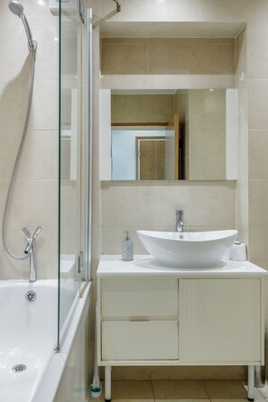 Bathroom - Central Holborn,lovely & bright with AC (London)