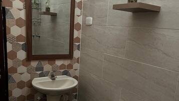 Neljän hengen standard-huone, 1 parisänky | Kylpyhuone