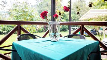 Standard Quadruple Room, 1 Double Bed | Living area