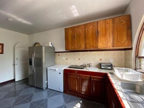 Kühlschrank, Mikrowelle, Wasserkocher mit Kaffee-/Teezubehör, Toaster