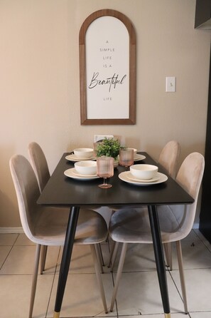Dining - Frontier Traveler Stay  (Eagle Pass)