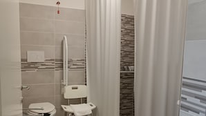 Dusj, hårføner, håndklær og såpe