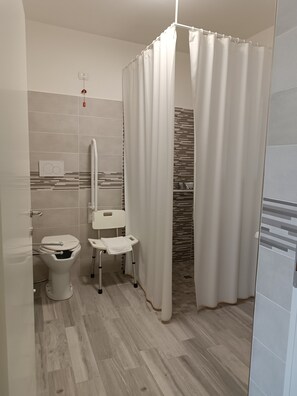 Shower, hair dryer, towels, soap - Romantic Double Room with pool (Marche)