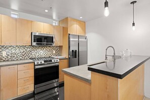 Een koelkast, een microgolfoven, een oven, een kookplaat