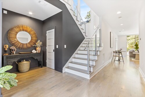 Chamblee's Luxe, Private, Modern Ultra Modern Custom-built home. Sleeps 8. Pool