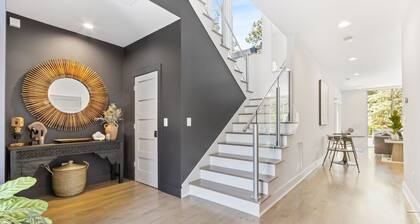 Chamblee's Luxe, Private, Modern Ultra Modern Custom-built home. Sleeps 8. Pool