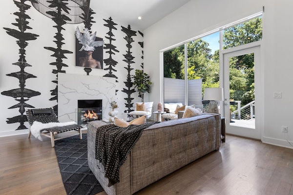 Smart TV, chimenea, libros y biblioteca musical
