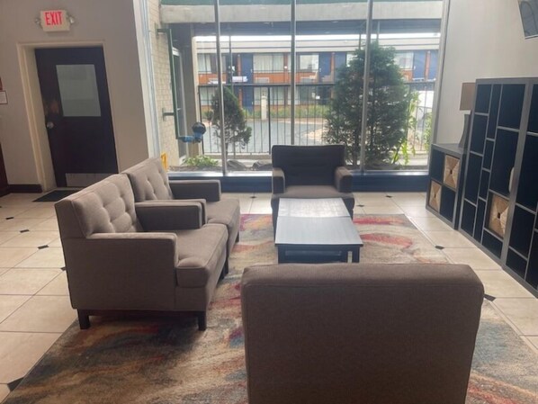 Lobby sitting area - Gateway Hotel (Washington)