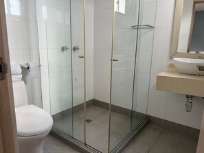 Apartamento básico | Baño | Ducha y toallas