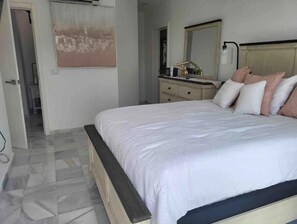 2 chambres, coffre-fort, fer et planche à repasser