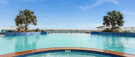 Una piscina al aire libre, una piscina climatizada