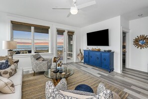 Smart TV, chimenea, libros, biblioteca de música