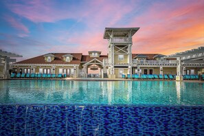 Una piscina al aire libre, una piscina climatizada