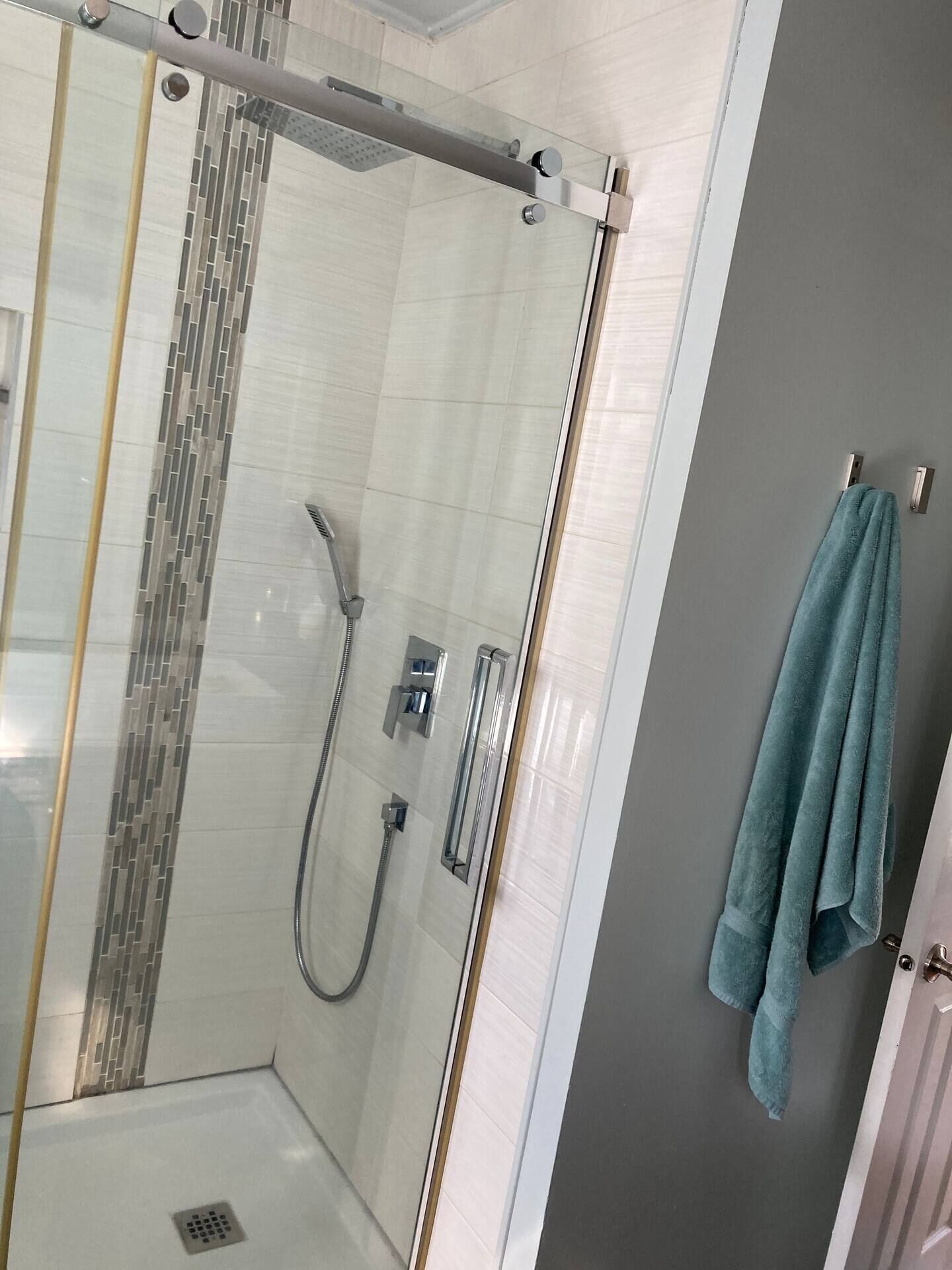 Douche, sèche-cheveux, serviettes fournies, savon